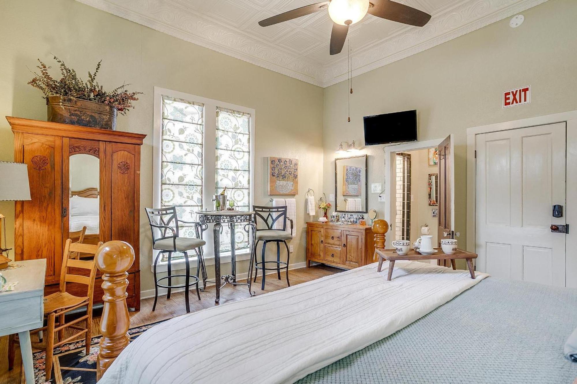 The Gallery House Boutique Hotel Stephenville Exterior photo