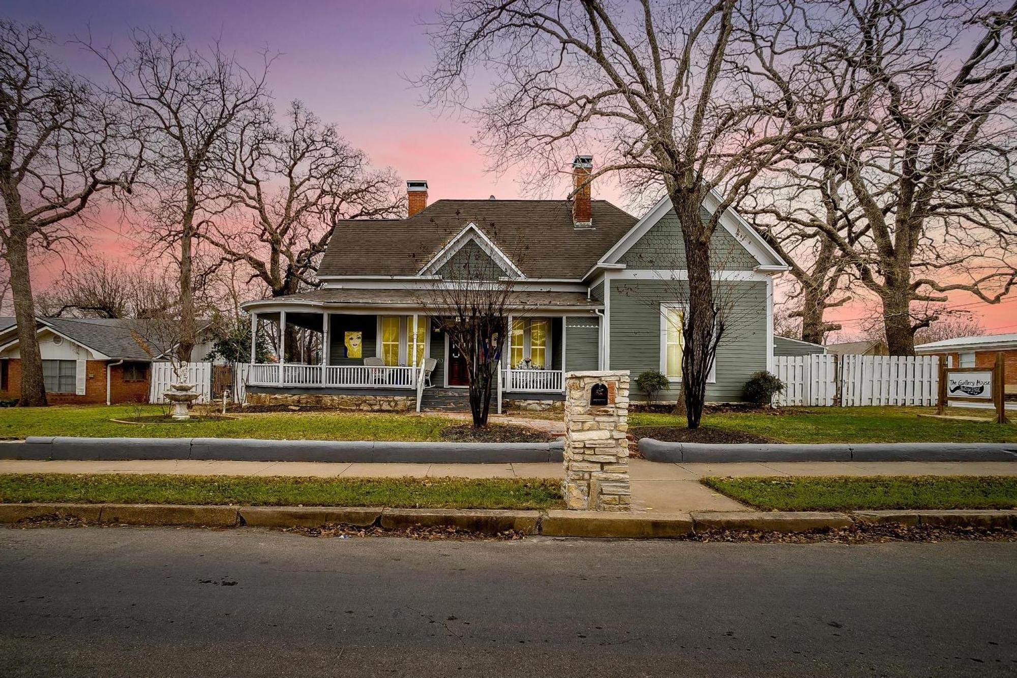The Gallery House Boutique Hotel Stephenville Exterior photo